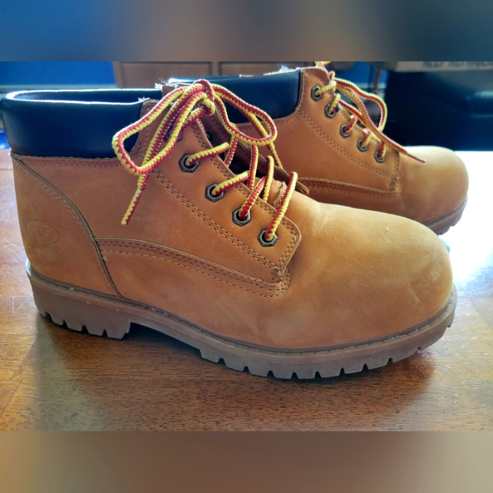 Mountain Gear tan ankle hi boots, size kids 6, like new condition,